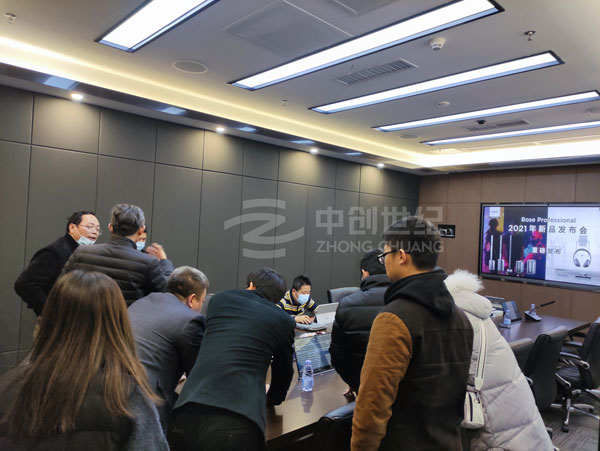 中創(chuàng)世紀(jì)業(yè)務(wù)銷售人員為來賓們介紹和演示智能會議室