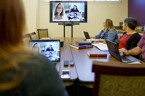 多代社群齊聚的古老教堂使用Bose vb1開會場景 多代社群齊聚的古老教堂使用Bose vb1開會場景